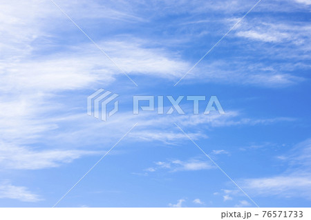 穏やかな青空と雲 76571733
