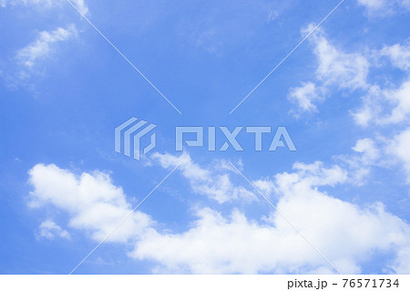 穏やかな青空と雲 76571734