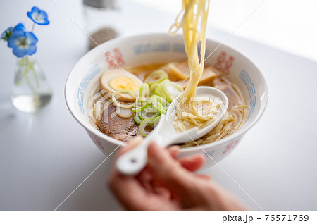 醤油ラーメン頂きます 醤油ラーメン頂きます 76571769