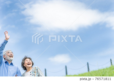 会話をするシニア夫婦 屋外に出かける老夫婦 会話をするシニア夫婦 屋外に出かける老夫婦 76571811