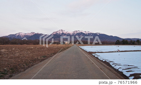 日の出直前　野辺山高原八ヶ岳 76571966
