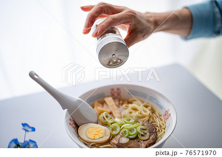 醤油ラーメン胡椒かけます 76571970