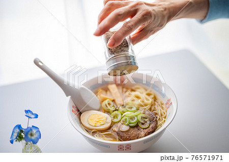 醤油ラーメン胡椒かけます 醤油ラーメン胡椒かけます 76571971