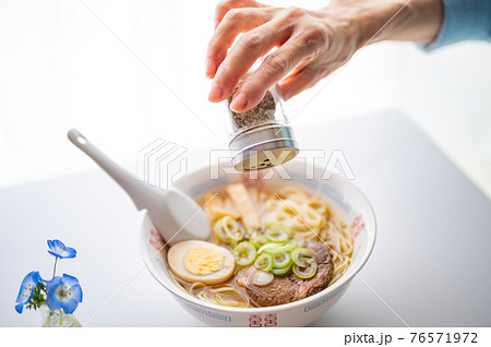 醤油ラーメン胡椒かけます 醤油ラーメン胡椒かけます 76571972
