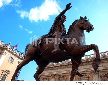 イタリアローマの銅像 カピトリーノのハドリアヌス騎馬像の写真素材