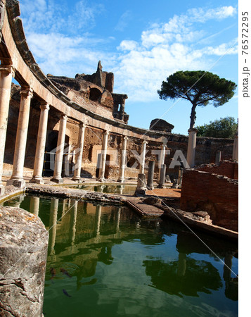 イタリアローマの遺跡 ティボリのアドリアーナの写真素材