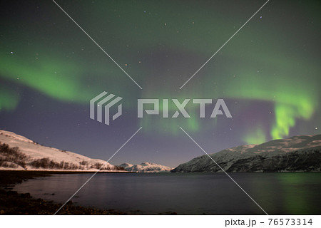 フィヨルドに浮かぶ穏やかなオーロラがダンスをする フィヨルドに浮かぶ穏やかなオーロラがダンスをする 76573314