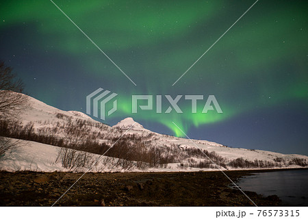 フィヨルドに現れた幻想的なオーロラ 76573315