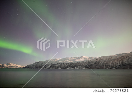 満月の夜のオーロラは月よりも明るく美しい 満月の夜のオーロラは月よりも明るく美しい 76573321