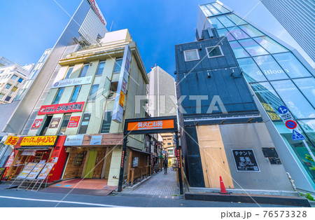 日本の東京都市景観　池袋駅周辺・美久仁小路を望む 76573328