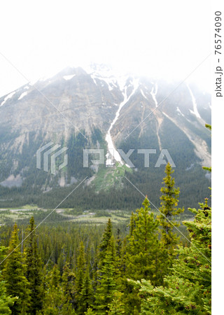 春のカナディアン・ロッキー　ジャスパーの山並み（カナダ・ジャスパー） 76574090