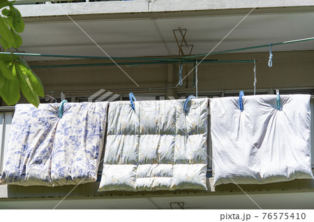 ベランダに布団を干す 76575410