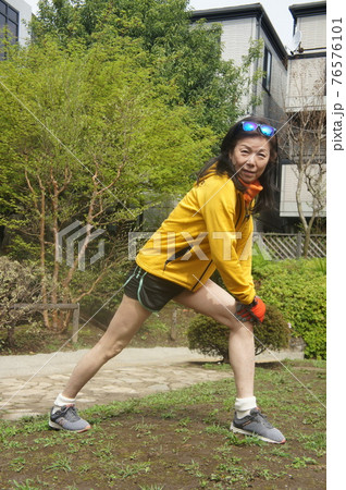 ストレッチする長身美女 ストレッチする長身美女 76576101