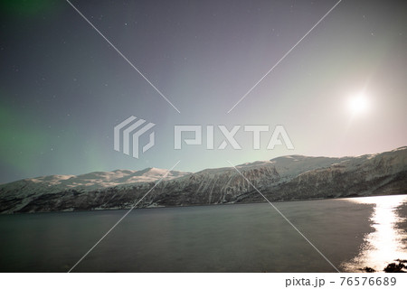 満月のフィヨルドに浮かぶオーロラ 76576689