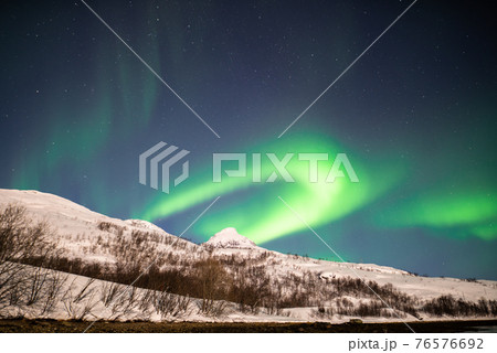 オーロラの降る夜 オーロラの降る夜 76576692