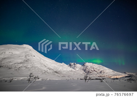 満月のオーロラは優しく現れる 76576697