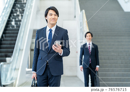 ビジネス　ビジネスマン　男性　チーム 76576715