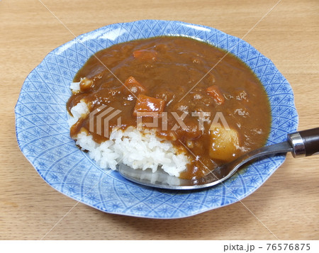 レトルトのカレーライス 76576875