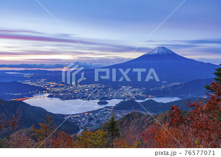新道峠から眺める夜明けの富士山と河口湖　山梨県富士河口湖町にて 76577071