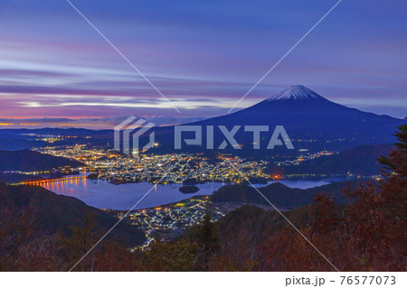 新道峠から眺める夜明けの富士山と河口湖　山梨県富士河口湖町にて 76577073