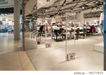 Scanner entrance gate for prevent theft in NewYorker store 76577655