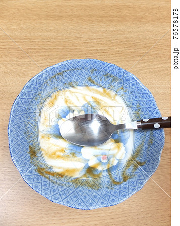 カレーライスを食べ終わった皿　 76578173