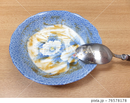 カレーライスを食べ終わった皿　 76578178