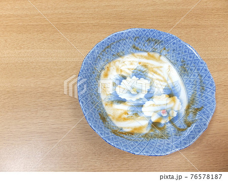 カレーライスを食べ終わった皿 カレーライスを食べ終わった皿 76578187