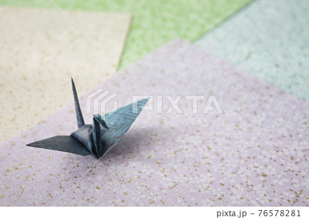 花柄和紙の上の折り紙の鶴の写真素材