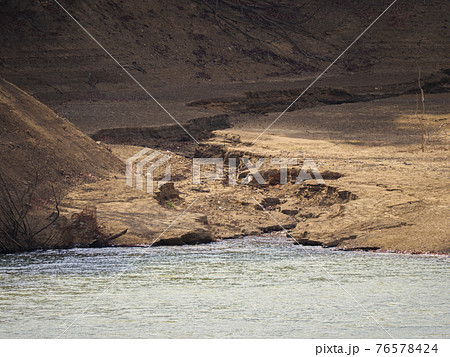 枯れたダム湖に流れ込む水の跡の写真素材
