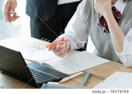 勉強する女子学生 76578769