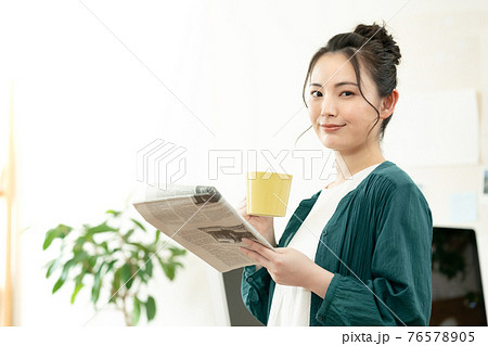 英字新聞を読む女性 英字新聞を読む女性 76578905