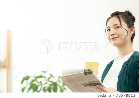 英字新聞を読む女性 英字新聞を読む女性 76578912