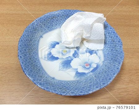 食器洗いの前に皿の汚れを拭く　カレーライスを食べ終わった皿　 76579101