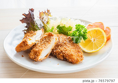 魚のフライ　パンガシウス 76579797