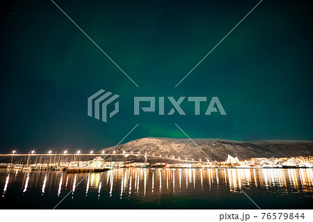 オーロラが現れては消えていく瞬間 オーロラが現れては消えていく瞬間 76579844