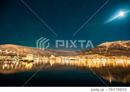 満月の月明りとトロムソの街並み 76579850