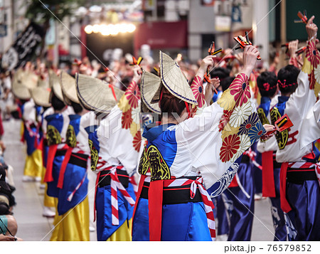 四国、高知県のよさこい祭り、帯屋町のパレード 四国、高知県のよさこい祭り、帯屋町のパレード 76579852