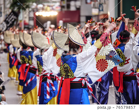 四国、高知県のよさこい祭り、帯屋町のパレード 76579857