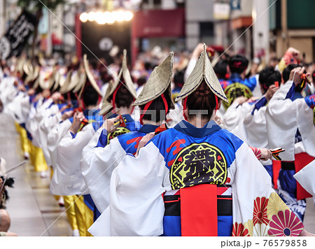 四国、高知県のよさこい祭り、帯屋町のパレード 76579858