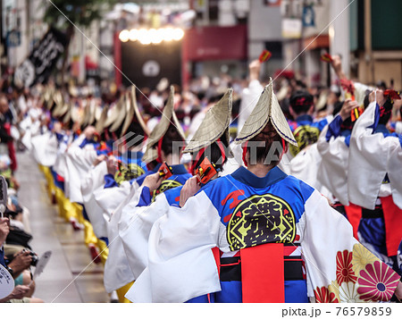 四国、高知県のよさこい祭り、帯屋町のパレード 76579859