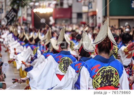 四国、高知県のよさこい祭り、帯屋町のパレード 76579860