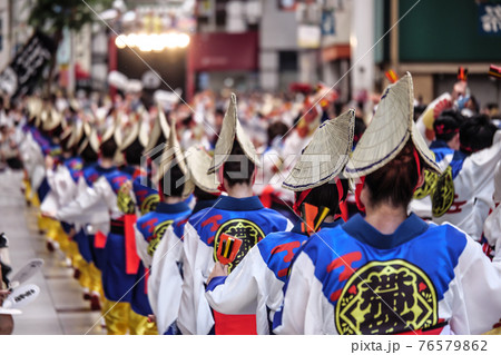 四国、高知県のよさこい祭り、帯屋町のパレード 76579862