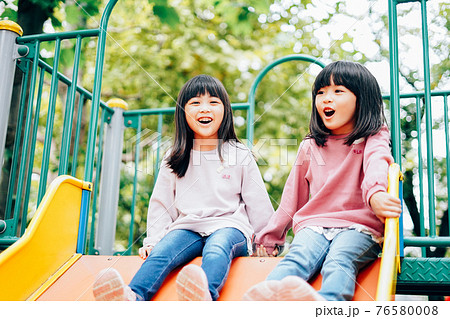 公園で楽しく遊ぶ2人の女の子たち 公園で楽しく遊ぶ2人の女の子たち 76580008