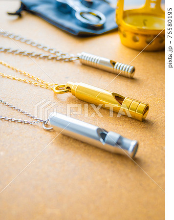 ホイッスルのペンダント キャンドル 携帯用防災グッズ ホイッスルのペンダント キャンドル 携帯用防災グッズ 76580195