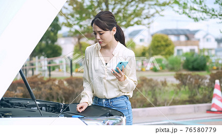 自動車のボンネットを開ける女性 故障 ロードサービス 自動車のボンネットを開ける女性 故障 ロードサービス 76580779