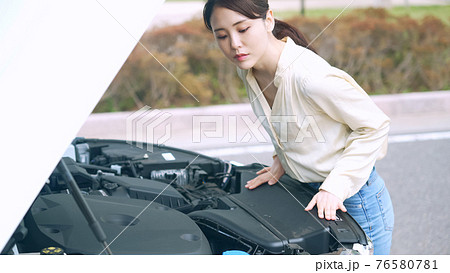 自動車のボンネットを開ける女性　故障　ロードサービス 76580781