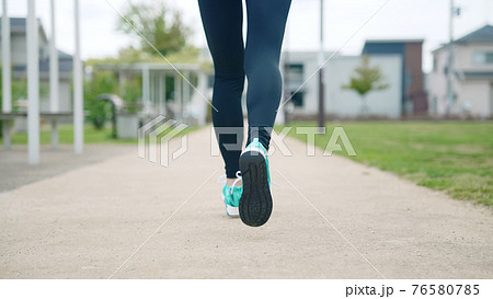 ランニングする女性 76580785