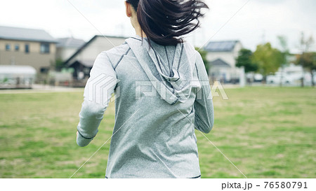 ランニングする女性 ランニングする女性 76580791