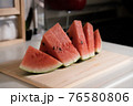 切り分けたスイカ 76580806